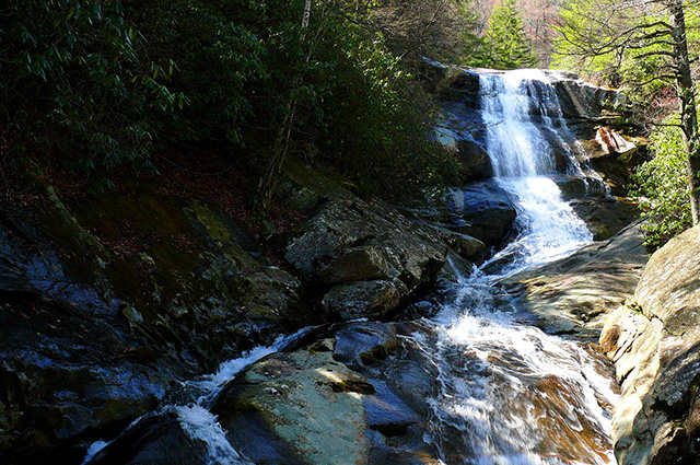 Upper Creek Falls on Upper Creek (part of the Catawba River watershed) in the Pisgah National Forest. Photo taken with a Panasonic Lumix DMC-FZ50 in Burke County, NC, USA. Wikipedia Ken Thomas - KenThomas.us